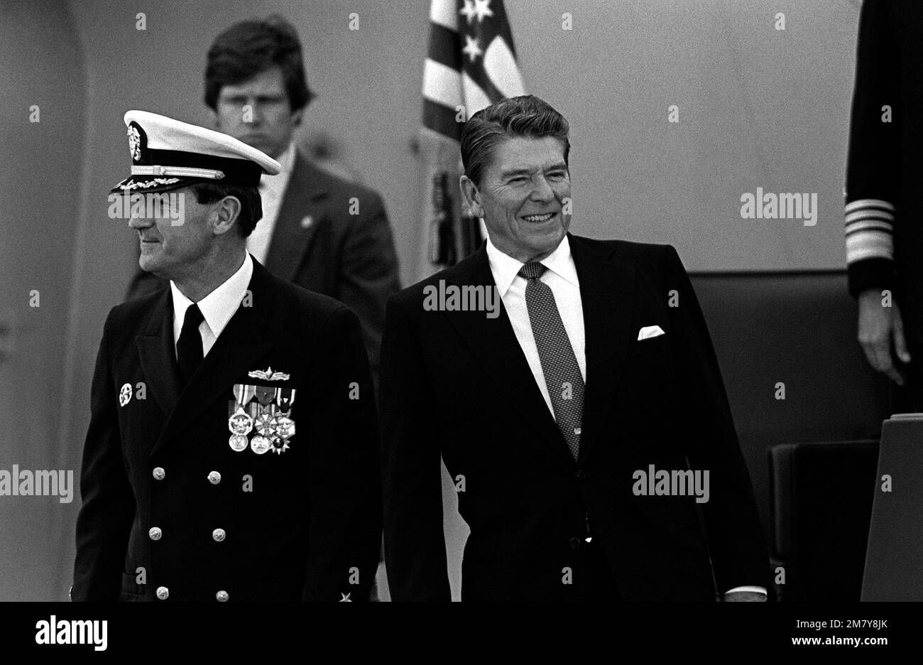 Wallpaper #5WfOApMBSpphPi3-ELDY237 President Ronald Reagan Stands Beside Capt William M Fogarty