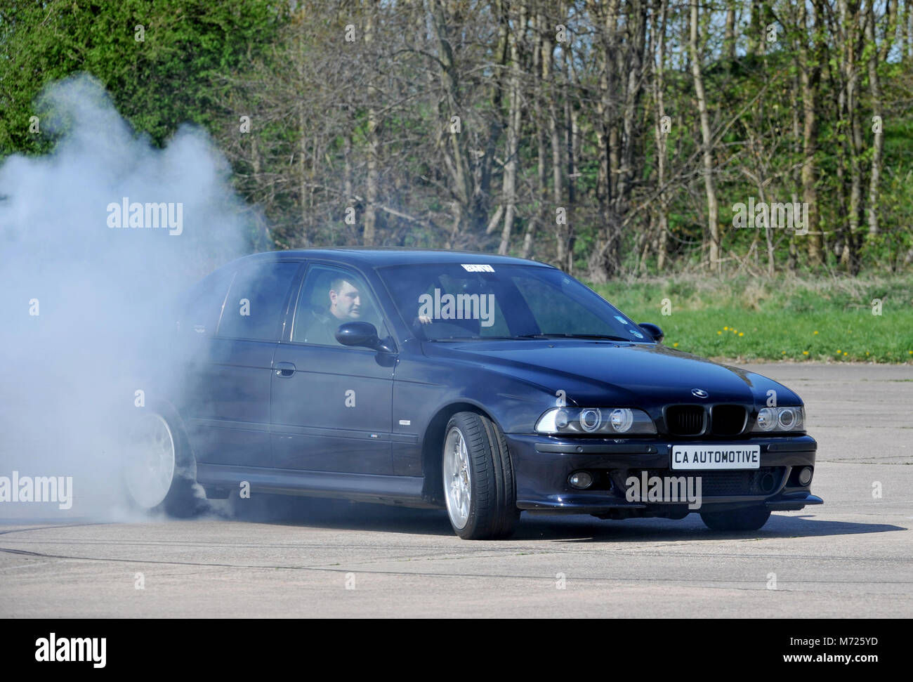 Wallpaper #8hngEY8BtGB6xQ78dGLp8 BMW E39 Shape M5 Super Saloon Doing a Wheel Spinning Burnout Stock