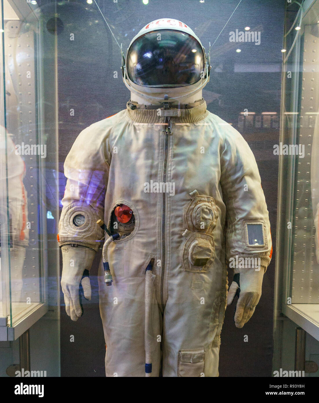 Wallpaper #e2eE_JIBSpphPi3-ZZiW55 Apollo 17 Space Suit Hi Res Stock Photography and Images Alamy