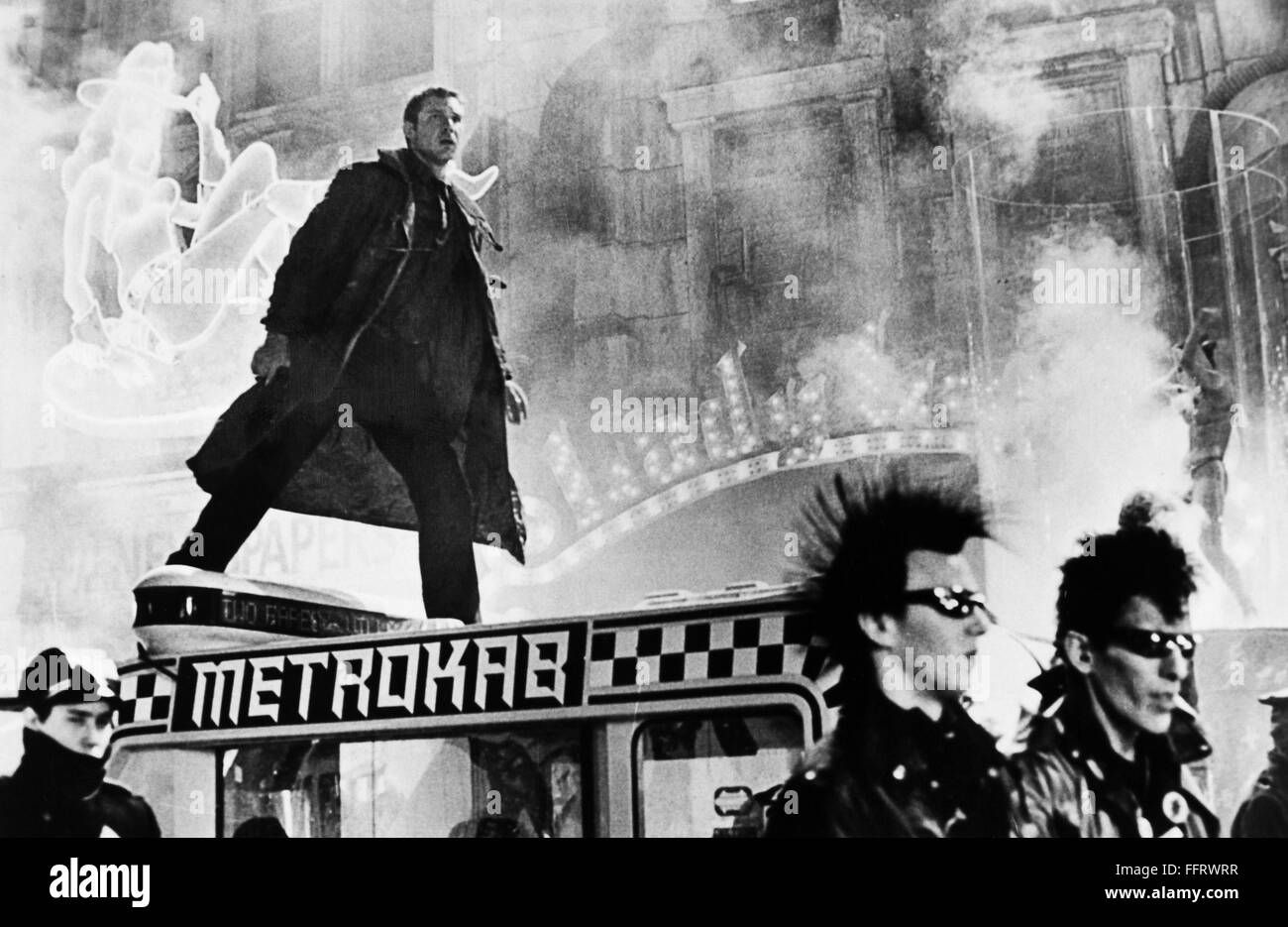 Wallpaper #B2cg7JIBSpphPi3-GlF2255 Blade Runner 1982 Nharrison Ford Standing in a Scene from the Film