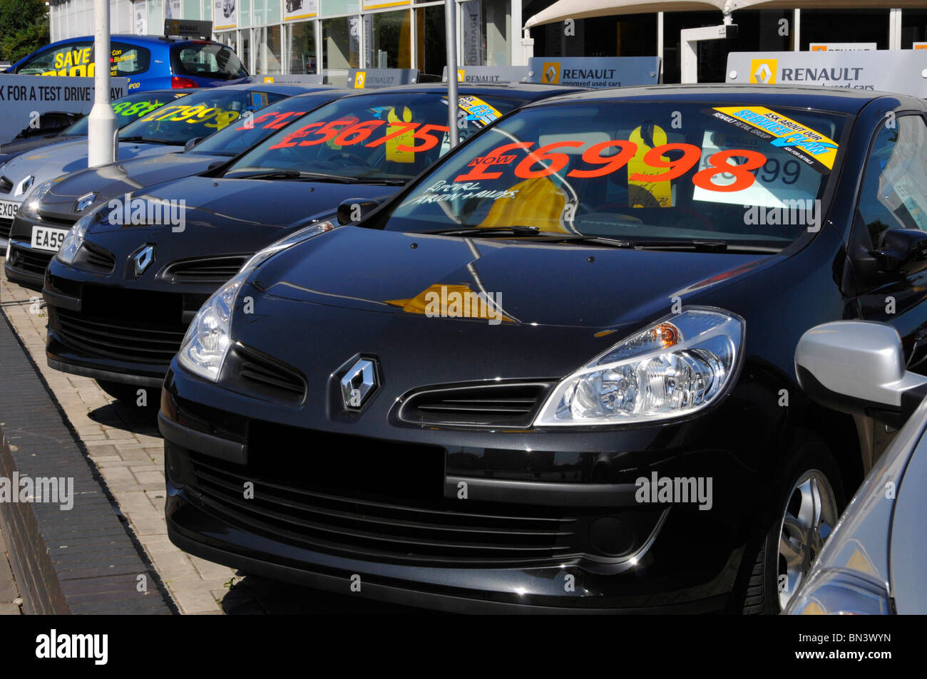 Wallpaper #eEJcPZMBOBpx0NhmC8Qt92 Renault Car Dealer Forecourt Display of Cars Stock Photo Alamy
