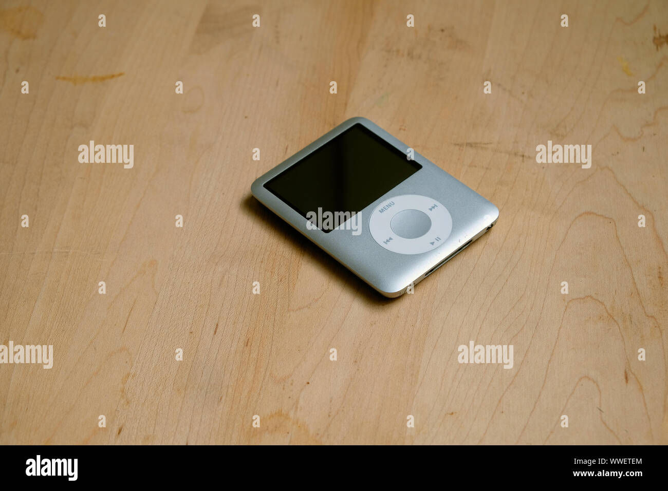 Wallpaper #m1MLNZMBYjRkjcHs_-ju372 An Apple iPod Nano 3rd Generation Silver in Color with a 4 Gigabyte
