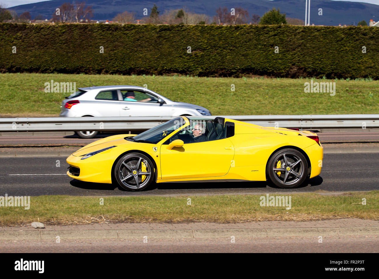 Wallpaper #0HNNiI4BFI5NbQkskCGi21 Yellow Ferrari 458 Spider on the Road