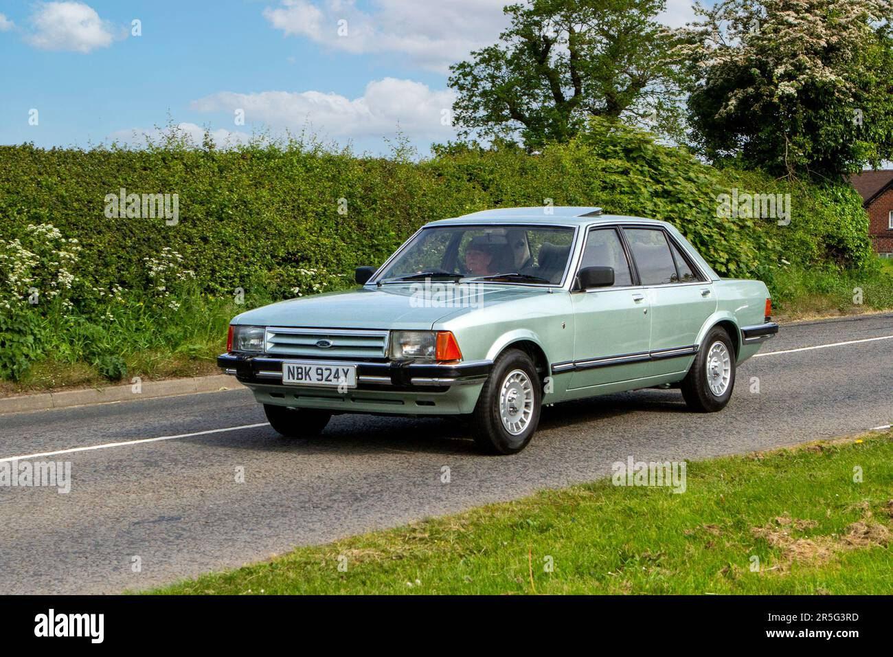 Wallpaper #qmd7DZMBSpphPi3-1eXI239 1983 809s Eighties Ford Granada Ghia Autoclassic Vintage Car