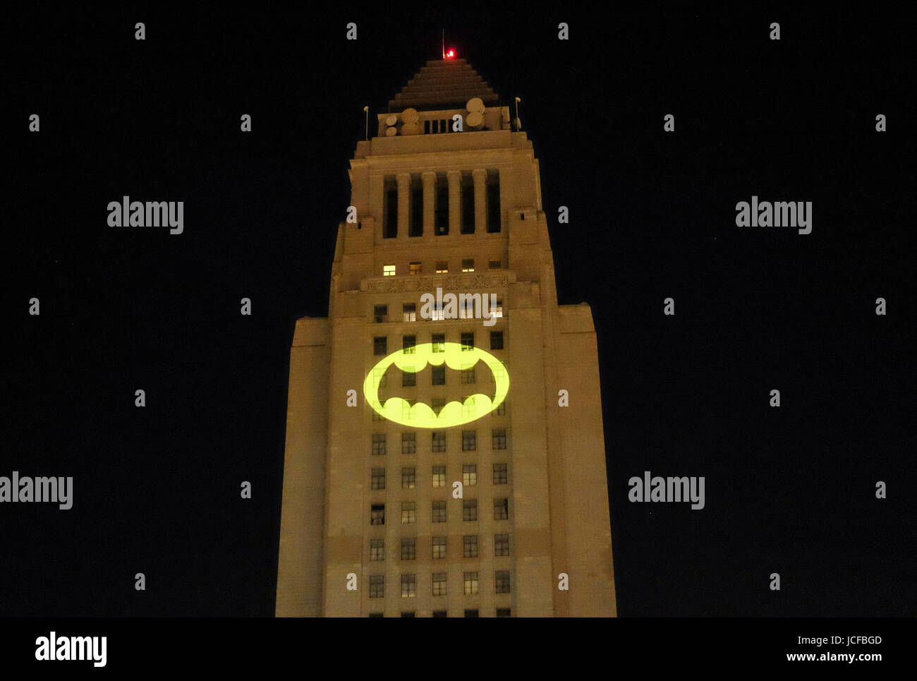 Wallpaper #gWj1E5MBSpphPi3-QwKs190 Real Life Batman Signal