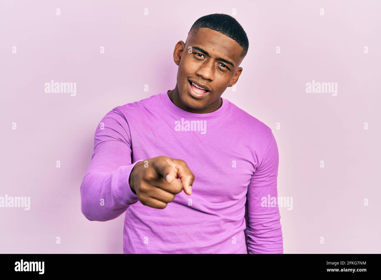 Wallpaper #IWf6_JIBSpphPi3-lZoB263 Young Black Man Wearing Casual Pink Sweater Pointing Displeased and