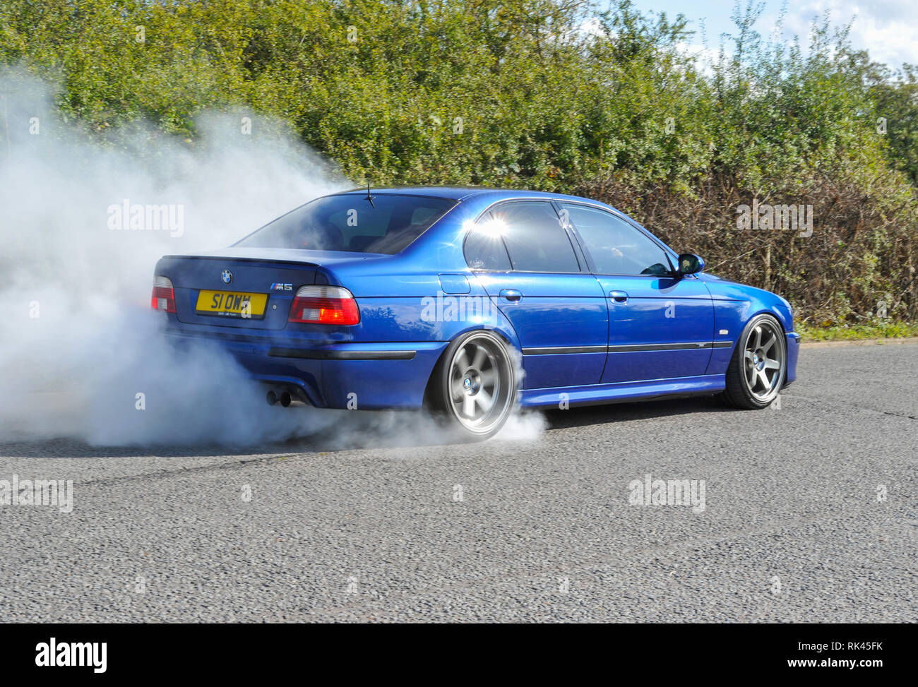 Wallpaper #8hngEY8BtGB6xQ78dGLp5 Massive Reifen Rauchen Burnout Von BMW E39 M5 Super Limousine Modern