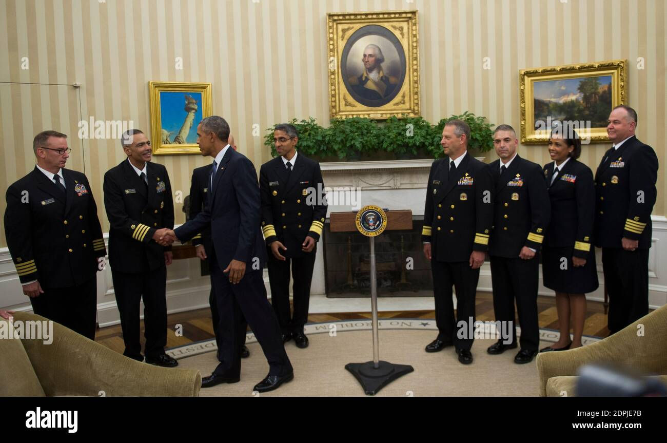 Wallpaper #5WfOApMBSpphPi3-ELDY323 Us President Barack Obama Shakes Hands with Captain Jose Belardo