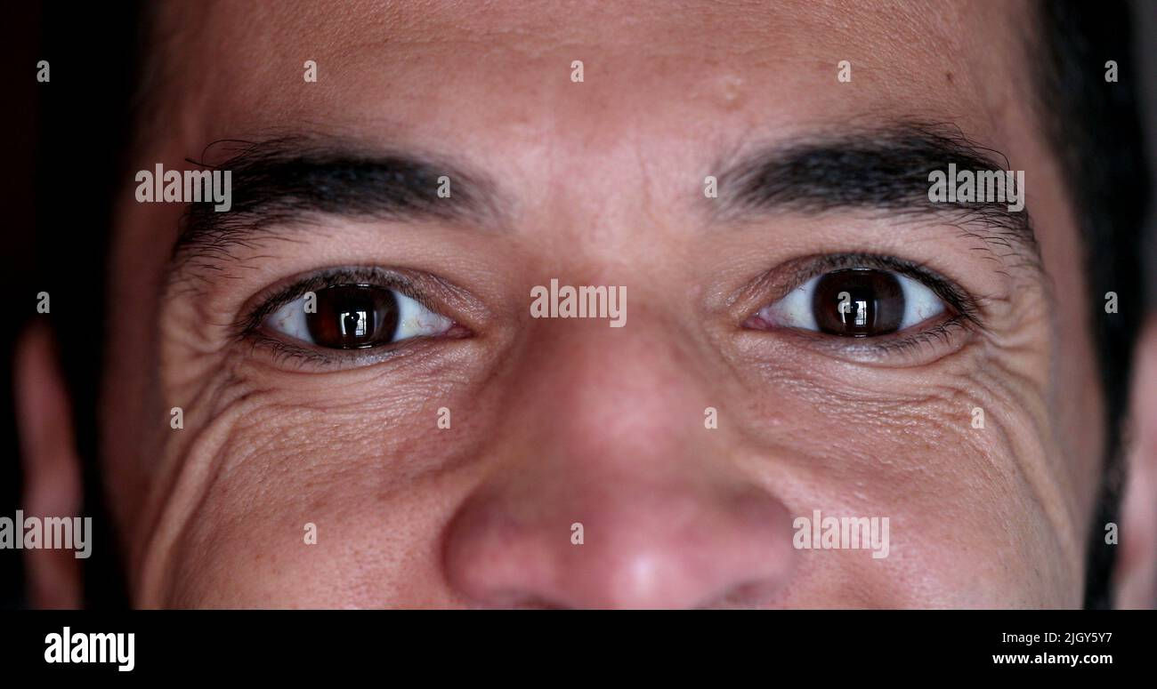 Wallpaper #P2dR65IBSpphPi3-3kuz326 Close Up Man Eyes Smiling Wrinkled Man in 40s Looking at Camera Macro