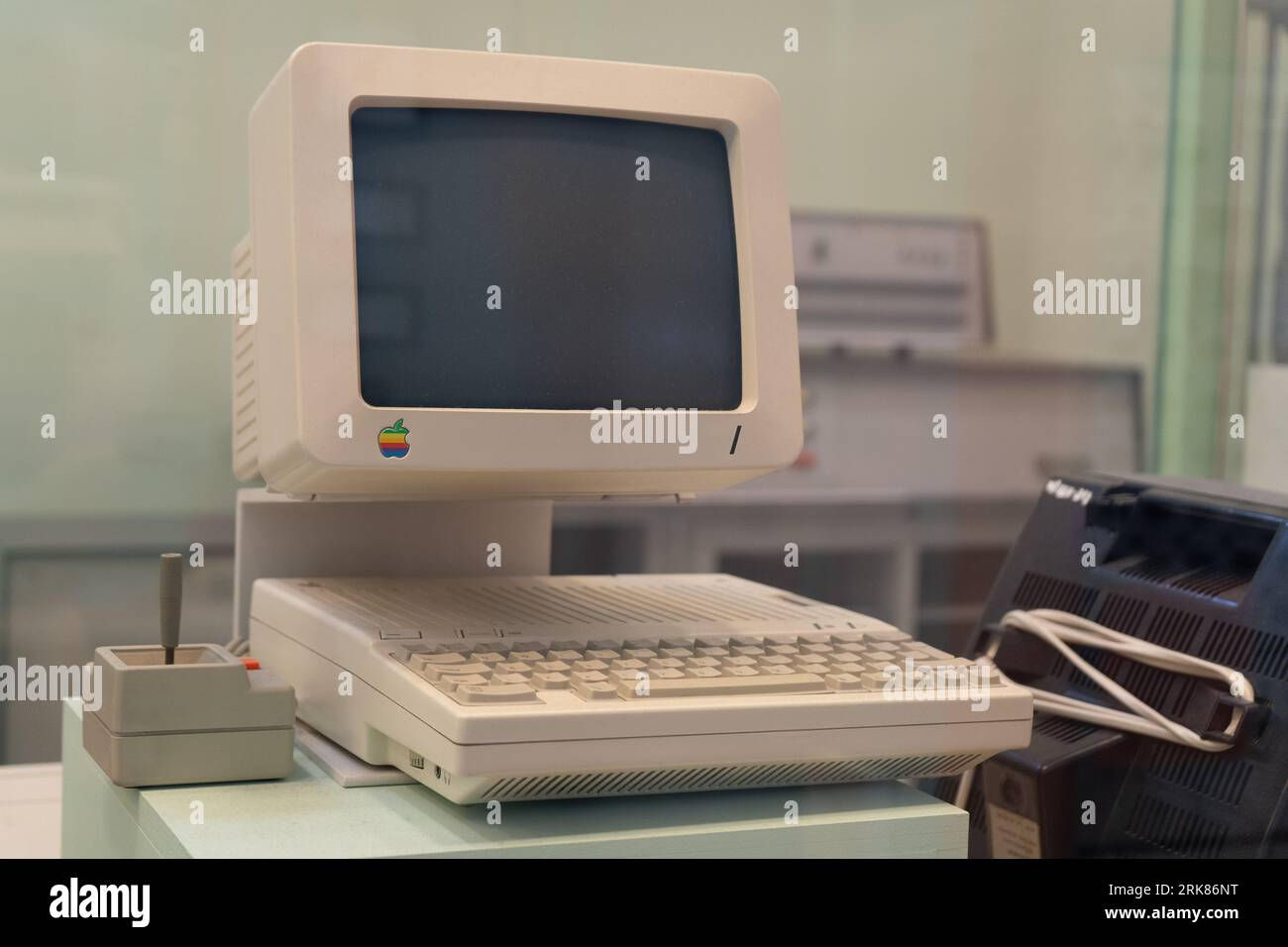 Wallpaper #AW1gbJcBycdYOYFTH3MD32 First Apple Computer in the World