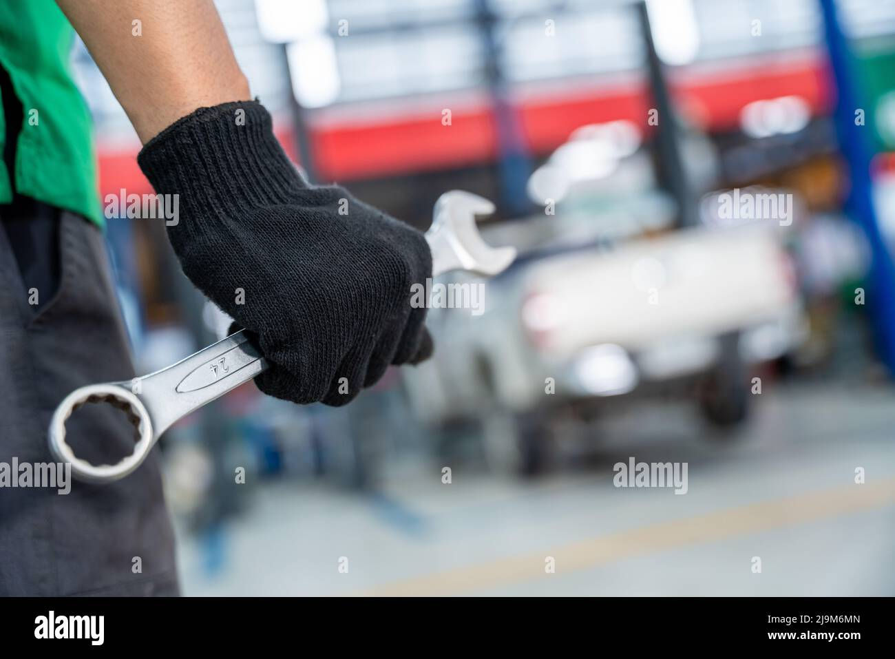 Wallpaper #5D98PJMBLiIJ4c9OFJE_89 Auto Mechanic Holding a Wrench in Car Repair Service Center Stock Photo