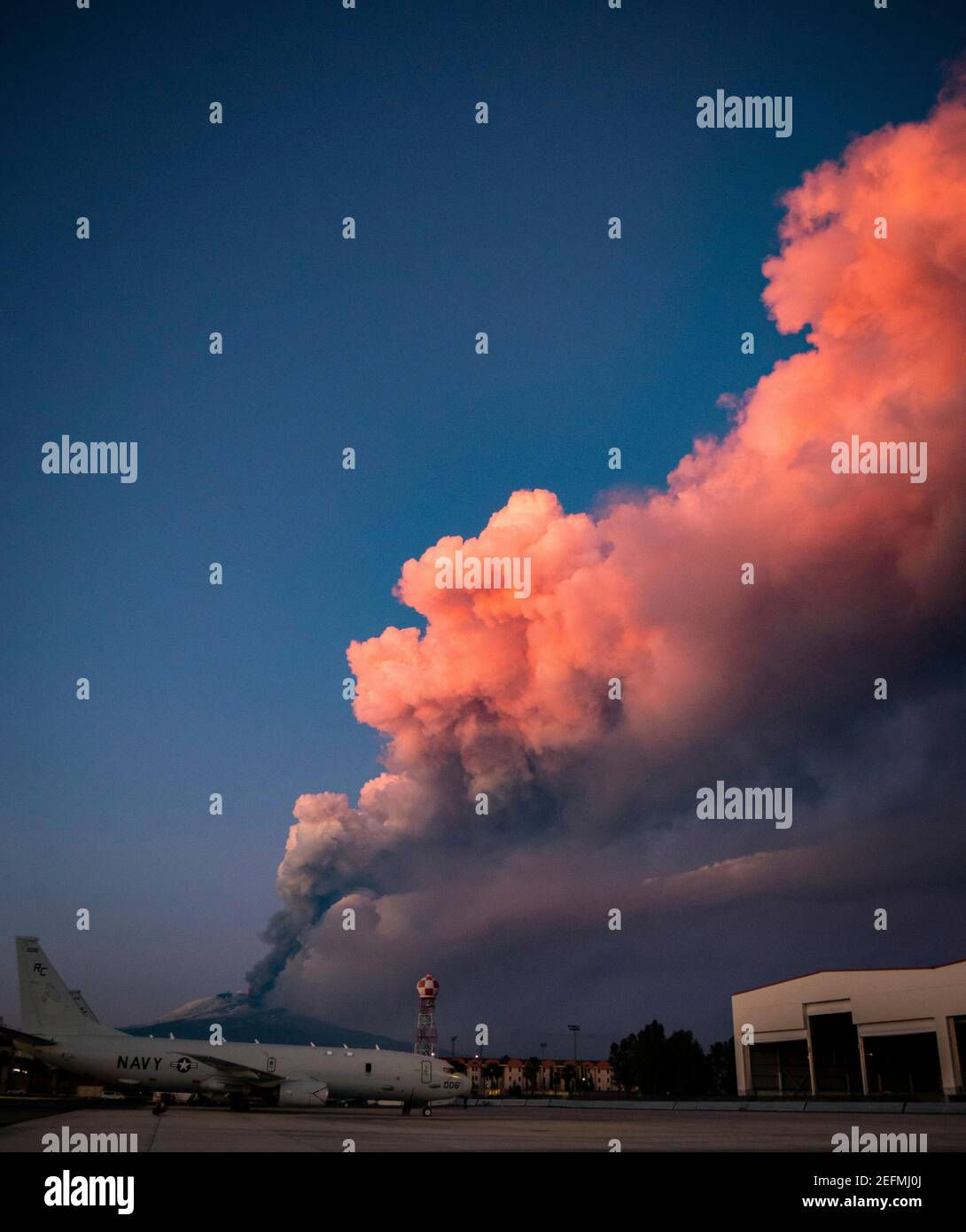 Wallpaper #lmdU7pIBSpphPi3-jlzJ200 Volcano Erupts Fotos Und Bildmaterial in Hoher Auflosung Alamy