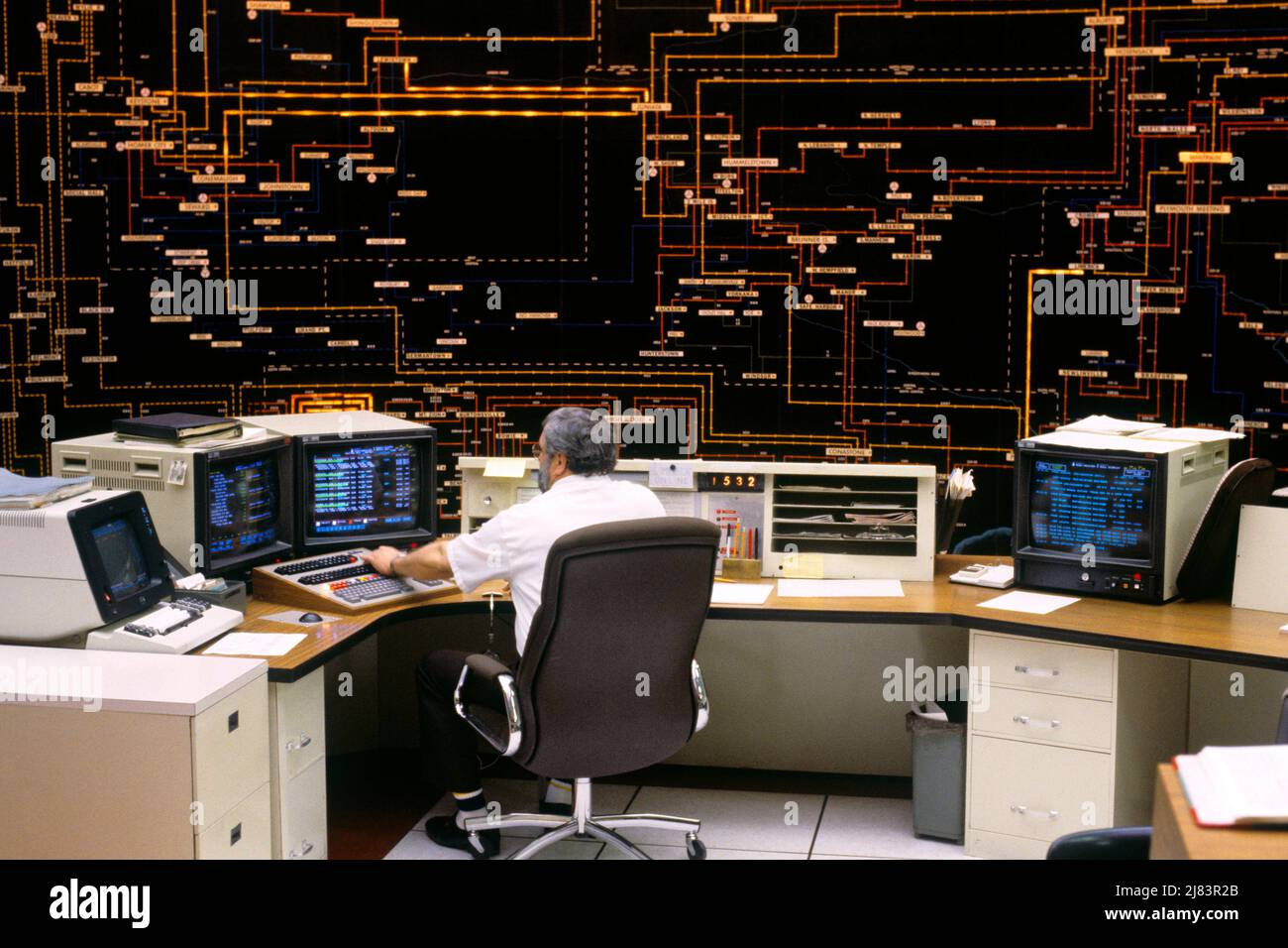 Wallpaper #MWcjC5MBSpphPi3-X9jd254 1980s Control Room Where Electric Power is Coordinated for Several
