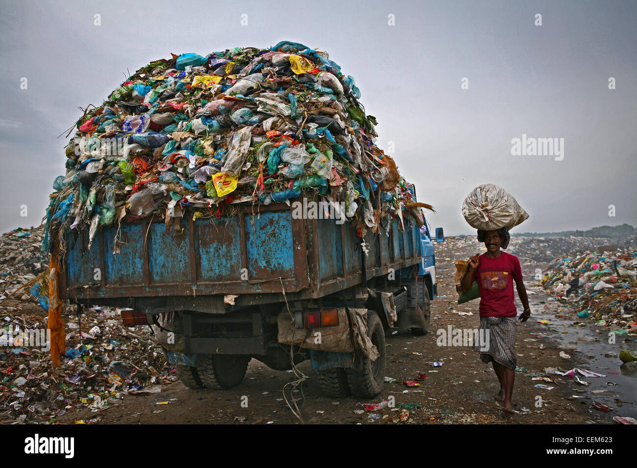 Wallpaper #pZ0LZZcBkAG5jTCH3rEj134 The Garbage Scavenger Carries His Sellable Items from the Filthy Waste