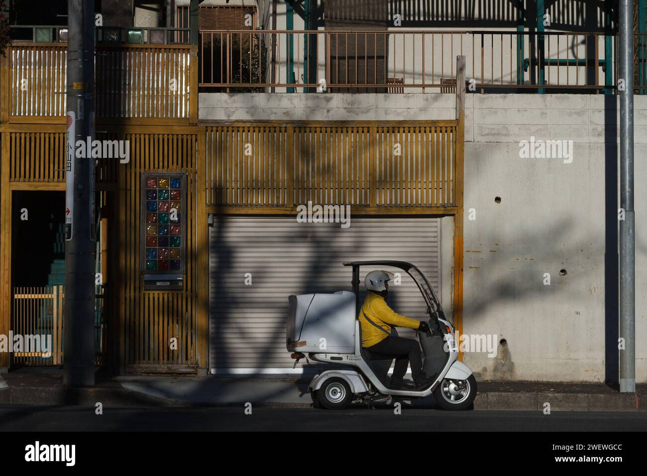 Wallpaper #wuqLUpMBlwTYPL18Cgn-336 A Three Wheeled Scooter Used for Delivery in a Street in Machida Tokyo