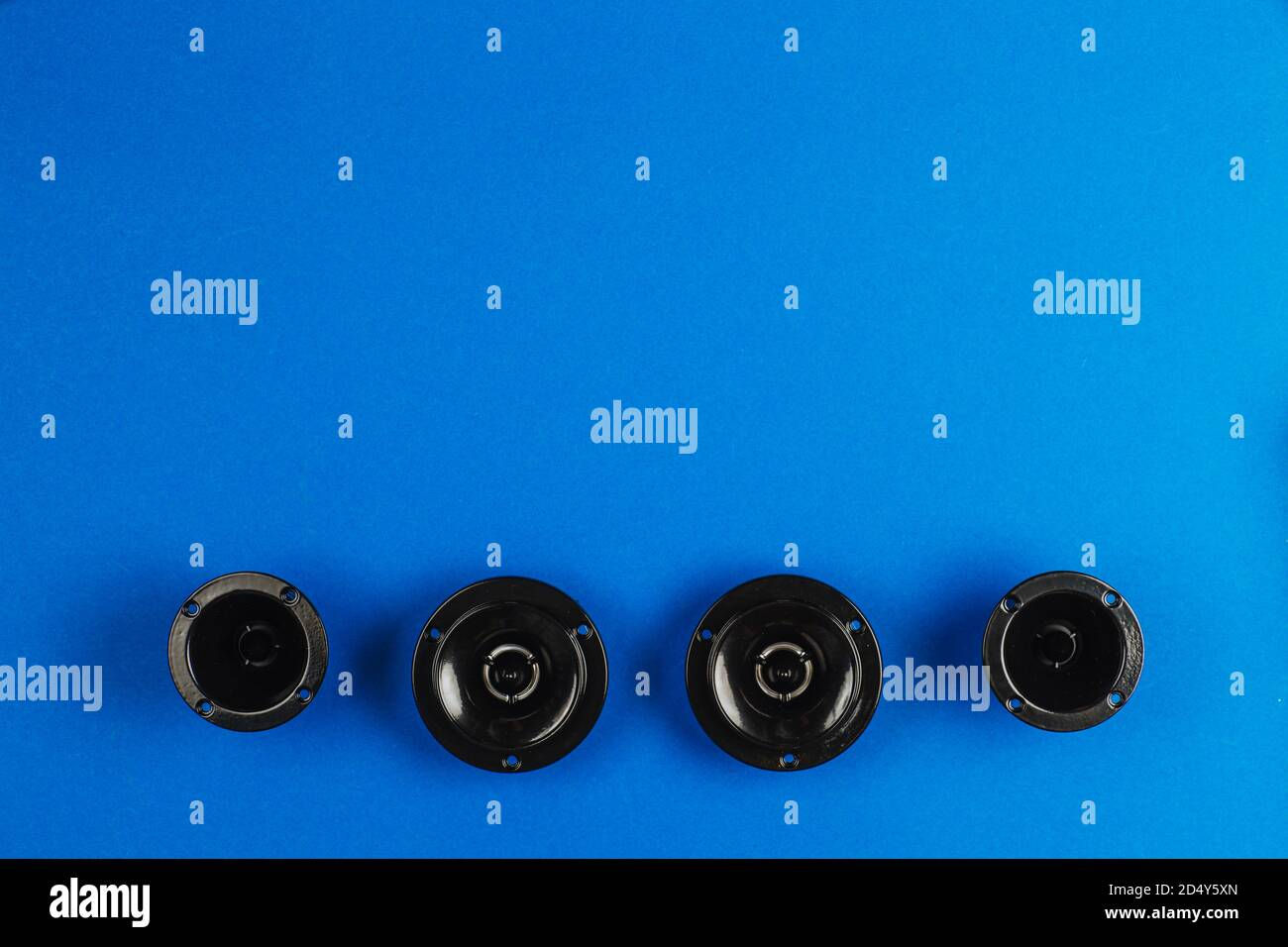 Wallpaper #0GjUI5MBSpphPi3-fza6321 Car Audio Car Speakers Lie in a Row on a Blue Background Copy Space