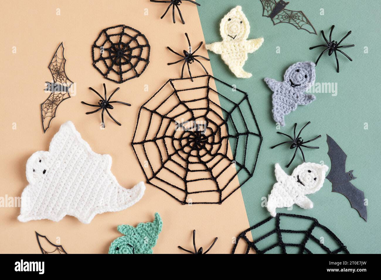 Wallpaper #L_SwOZMBKFX8bn3re3dB223 Halloween Decorations Ghost Spiders Bats Knitted Webs on Green and