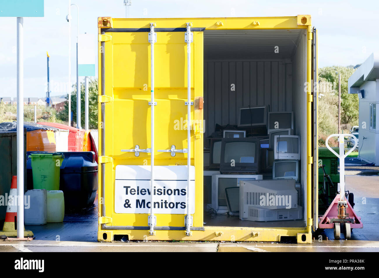 Wallpaper #lkItPZMBOBpx0Nhms8O194 Old Television TV Monitors PC Computer Screens at Refuse Dump Skip