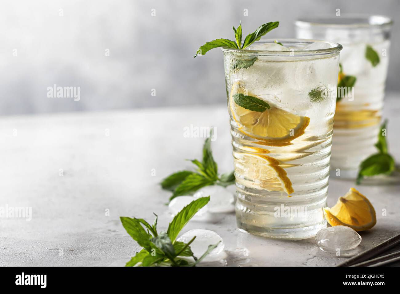 Wallpaper #GGfpAZMBSpphPi3-Wa1b147 Lemonade or Mojito Cocktail with Lemon and Mint Summer Iced Refreshing
