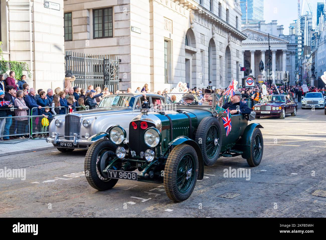 Wallpaper #VmfhDpMBSpphPi3-JOyJ218 Vintage Bentley Car at the Lord Mayors Show Parade in the City of