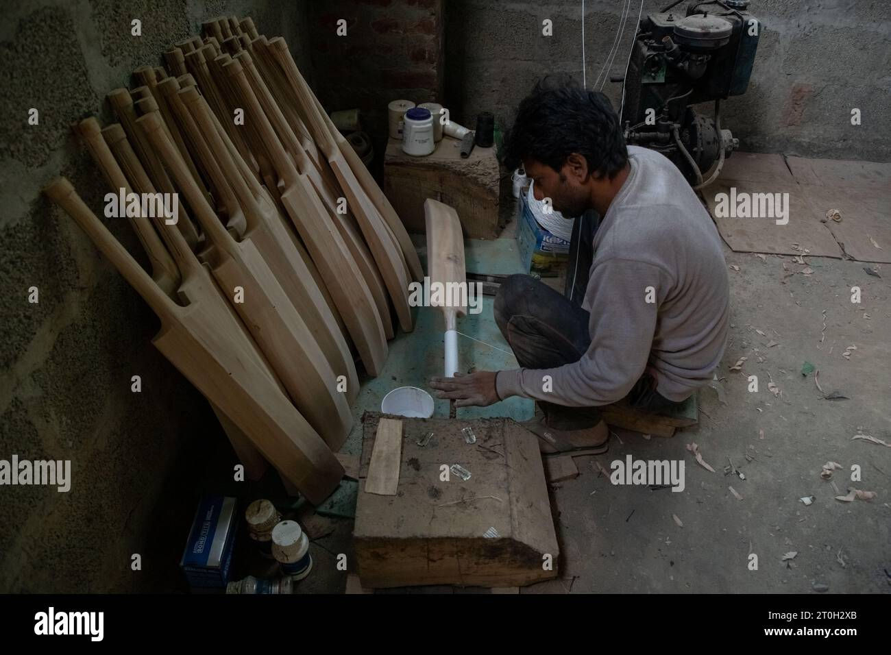 Wallpaper #uGcKC5MBSpphPi3-5NdM187 A Worker Finishes a Kashmiri Willow Wood Cricket Bats at a Factory in