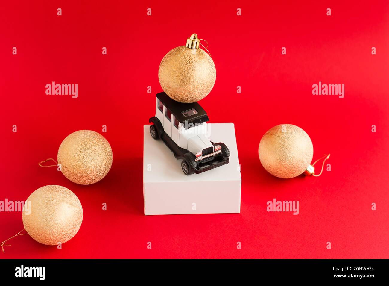 Wallpaper #2WfT-5IBSpphPi3-epWx60 Gold Toy Car Hi Res Stock Photography and Images Alamy