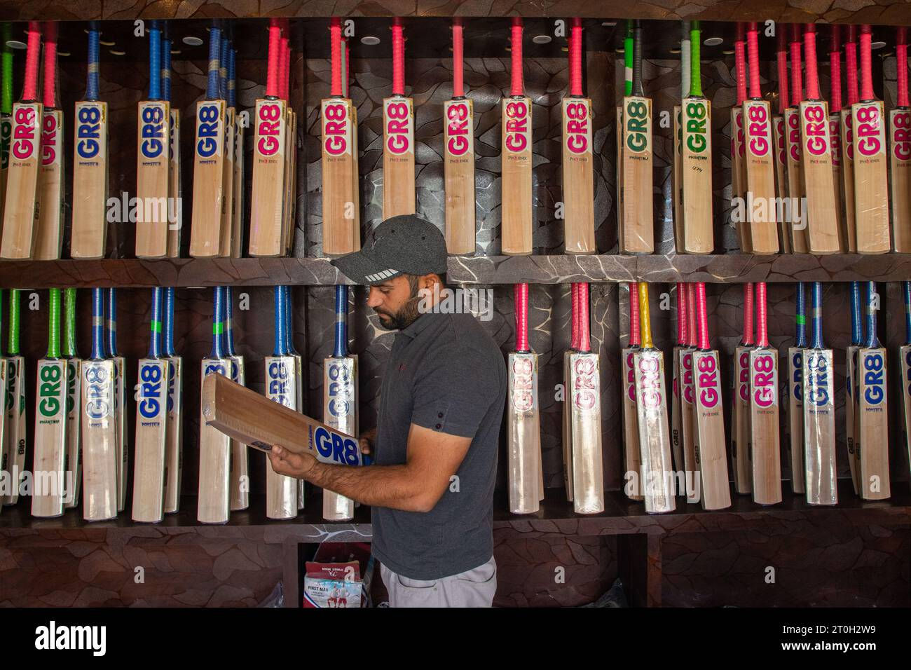 Wallpaper #uGcKC5MBSpphPi3-5NdM193 A Customer Checks Finished Kashmiri Willow Wood Bats Inside a Showroom