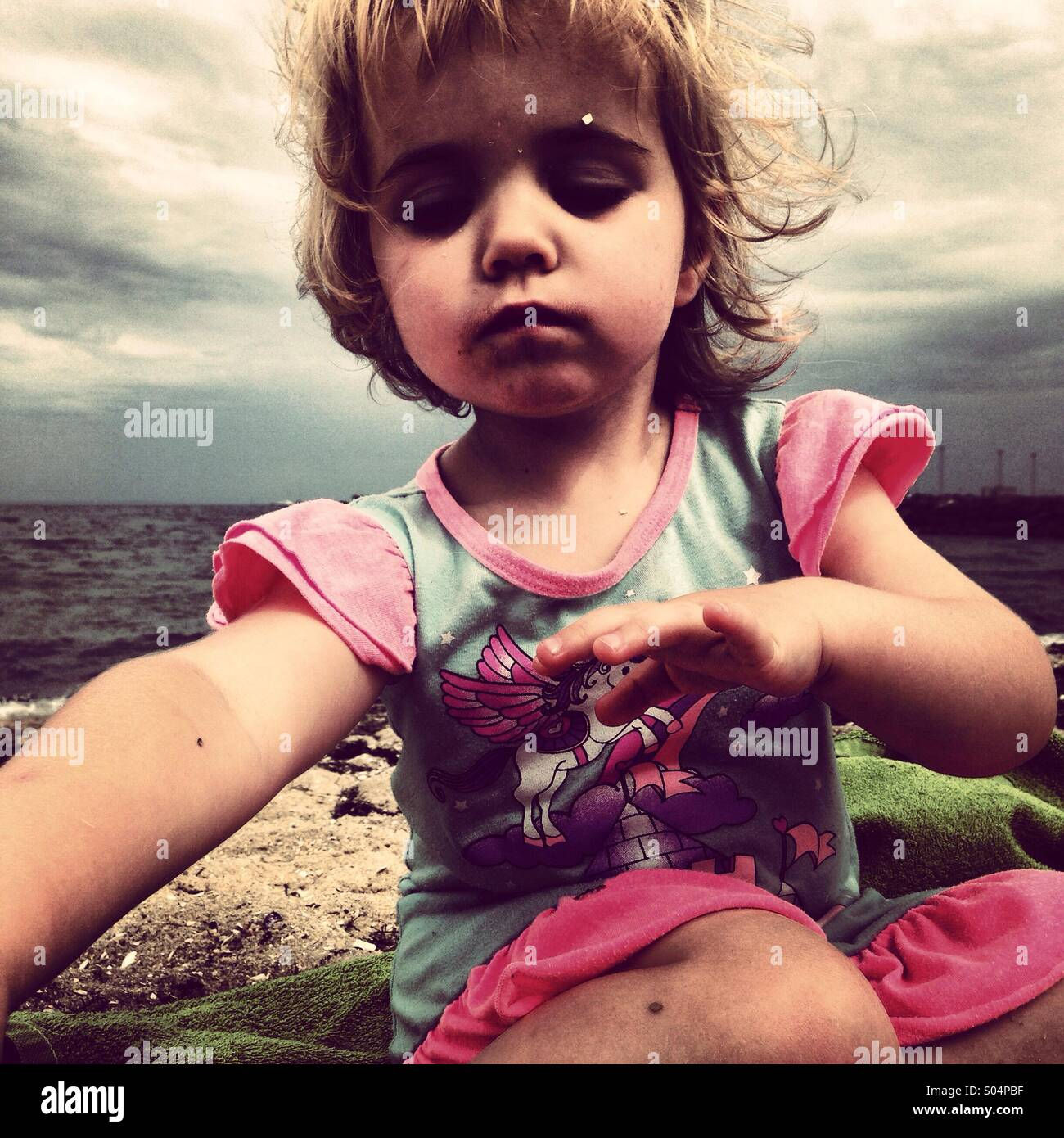 Wallpaper #9mdFCpMBSpphPi3-NNO0323 All 104 Images Two Little Girl on the Beach Latest