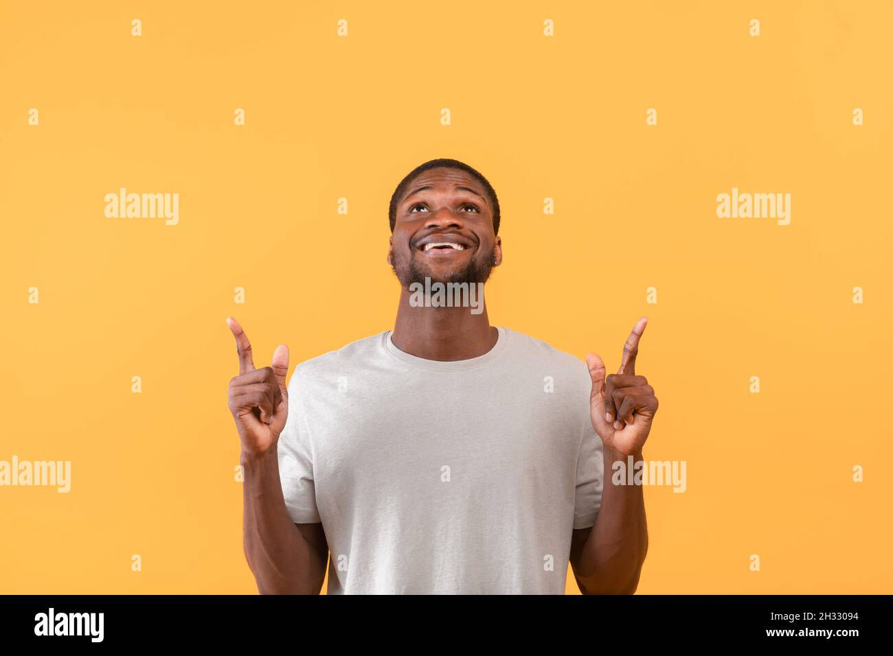 Wallpaper #IWf6_JIBSpphPi3-lZoB23 Look Here Positive Black Man Pointing Up at Free Space Above His Head
