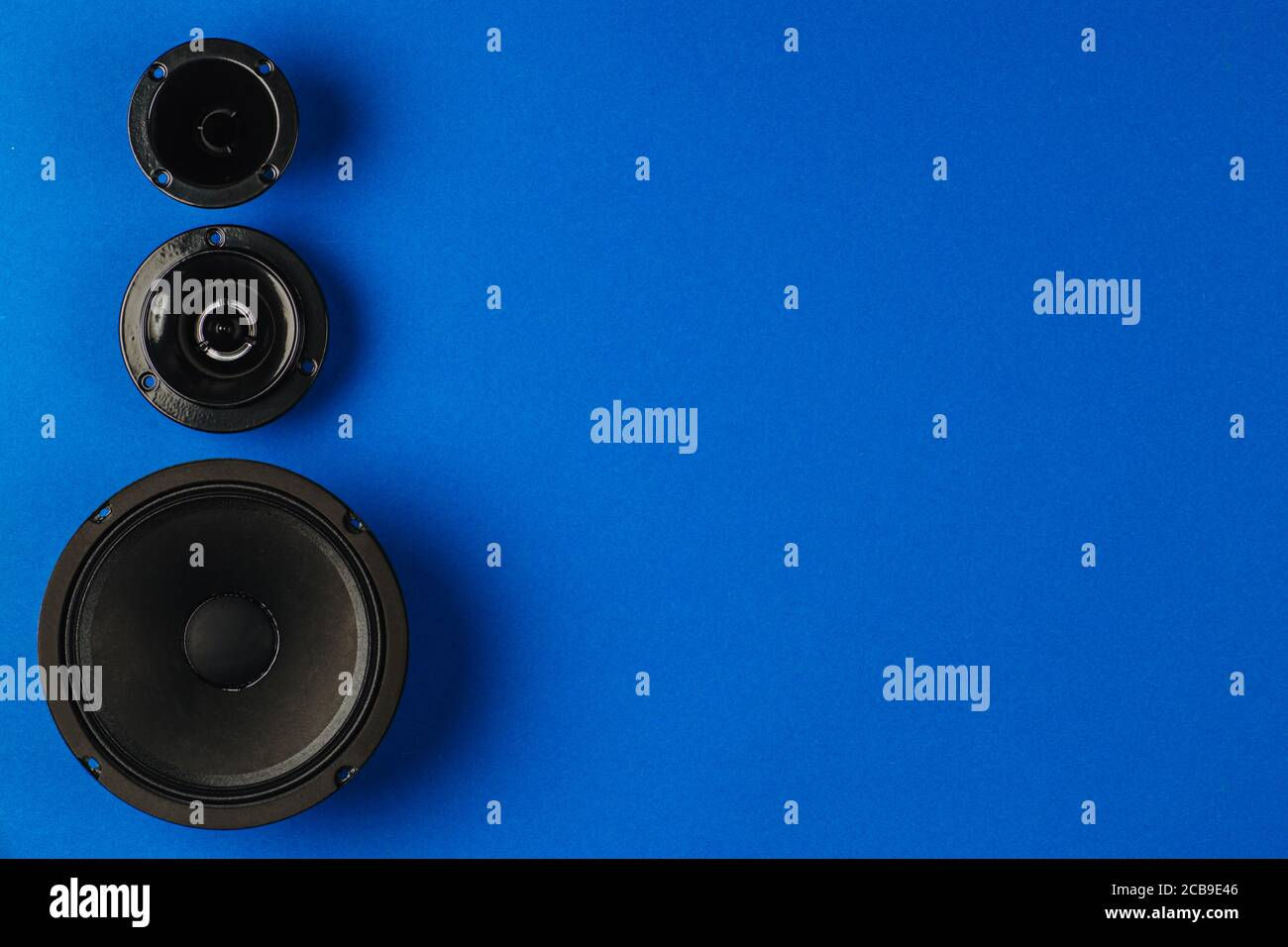 Wallpaper #0GjUI5MBSpphPi3-fza6130 Car Audio Car Speakers Bass Speaker and Midrange Speaker Lie in a Row
