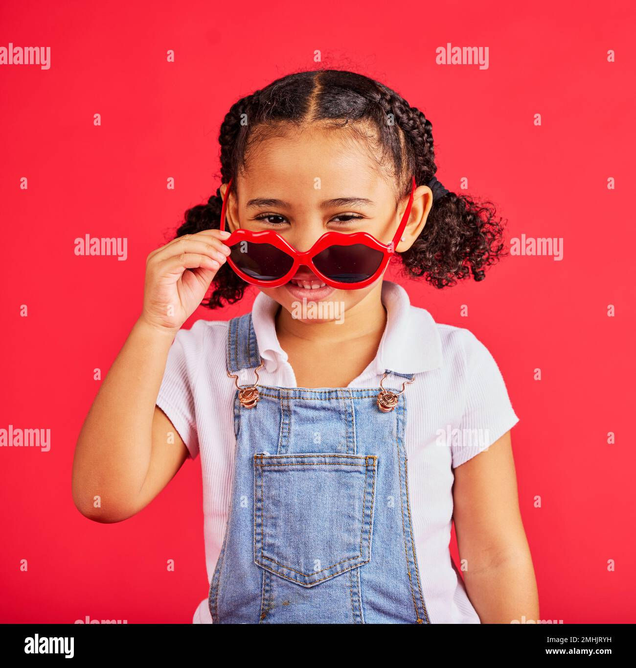 Wallpaper #oPRpOpMBKFX8bn3ru3gp53 Child Portrait Fashion and Glasses on Isolated Red Background in