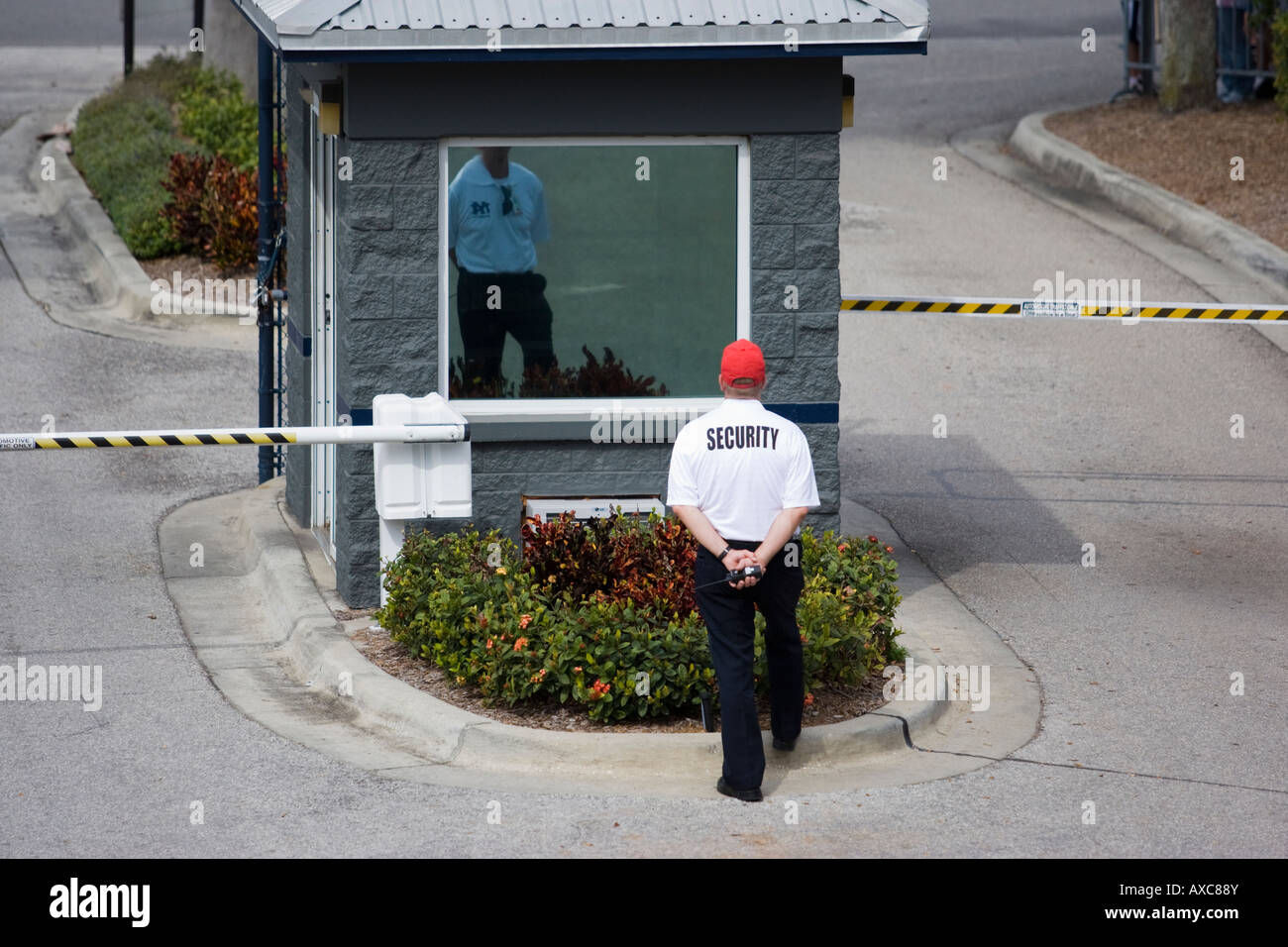 Wallpaper #xuqKVZMBlwTYPL18yg2e392 Security Guard at an Entrance Stock Photo Alamy
