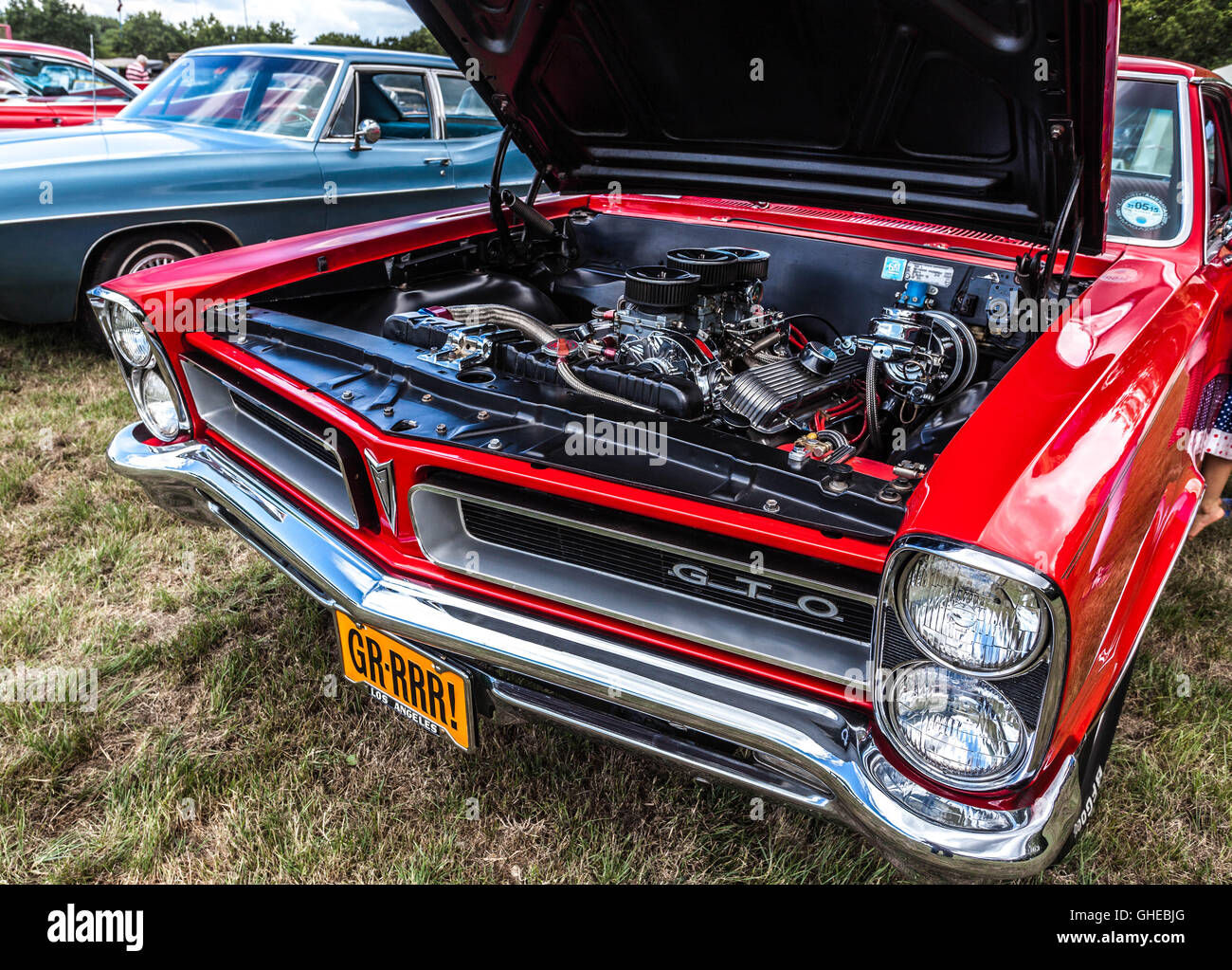 Wallpaper #1Gfl85IBSpphPi3-K3cN130 Old Pontiac Gto Car with Opened Bonnet Displaying Engine Stock Photo