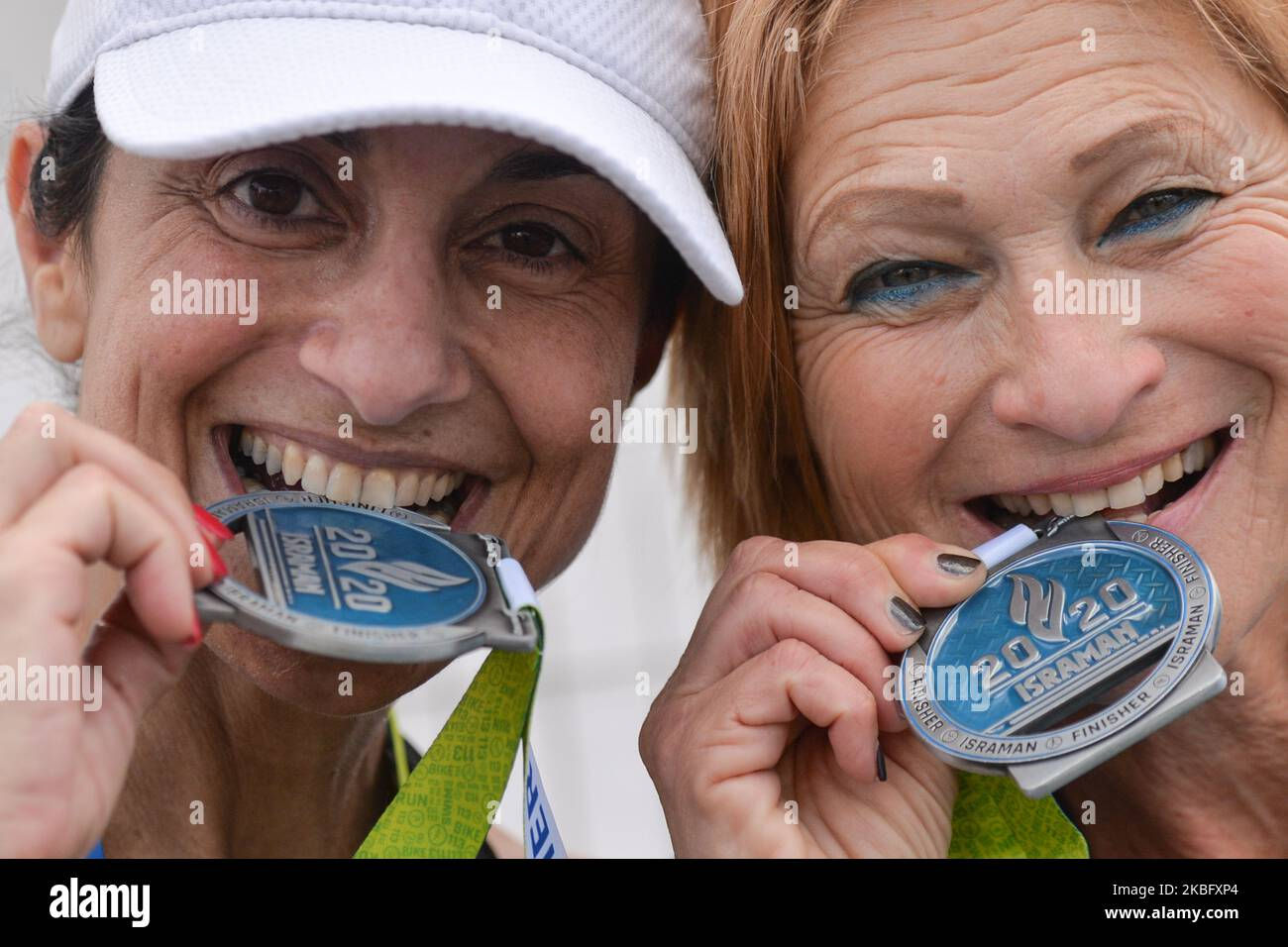 Wallpaper #y2co_ZIBSpphPi3-cppt388 Happy Finishers with a Souvenir Medals Received After Completing a Full