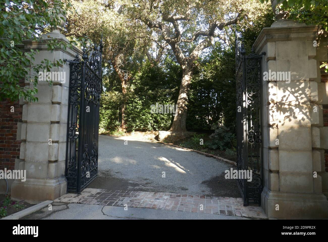 Wallpaper #z2hQFJMBSpphPi3-tAPA57 Wayne Manor Pasadena Hi Res Stock Photography and Images Alamy