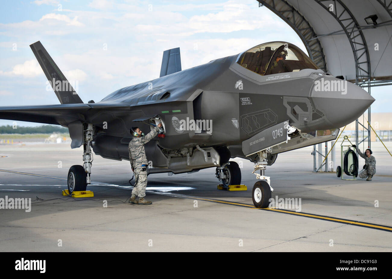 Wallpaper #KBntB48BtGB6xQ78R1hh47 A Us Air Force F 35 Lightning Ii Stealth Fighter Aircraft Runs Through