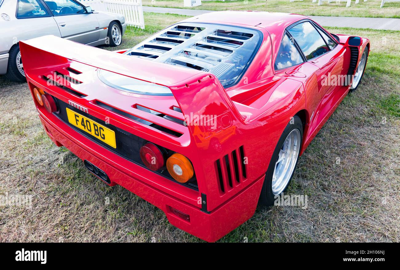 Wallpaper #UBkQA48BtGB6xQ78ukue14 Three Quarters Rear View of a Red 1991 Ferrari F40 on Display at the