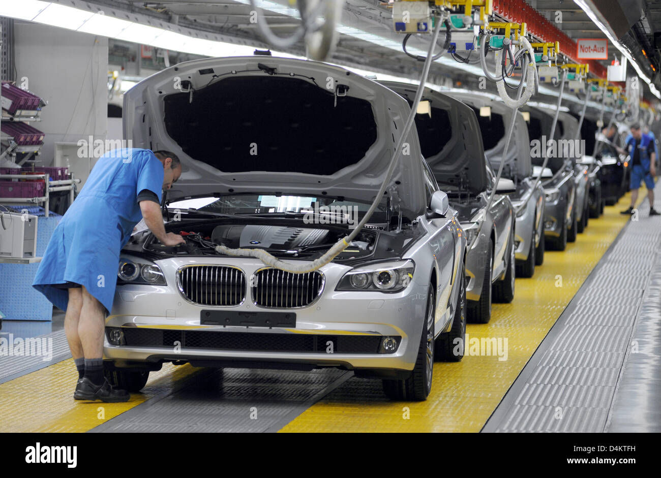 Wallpaper #aBlpJY8BtGB6xQ7894YK49 A Staff Member Works at BMW 7 Series in the BMW Factory in Dingolfing