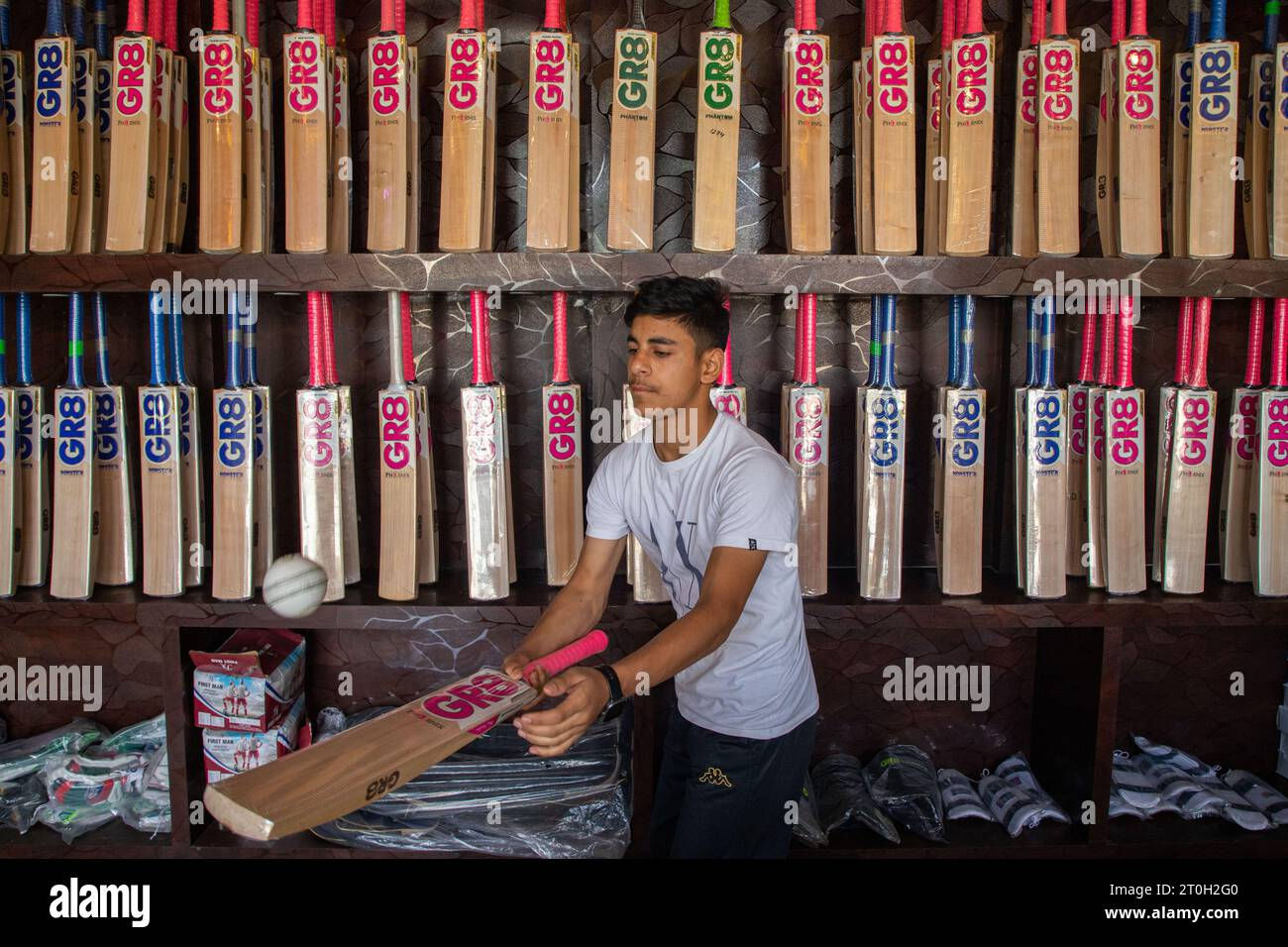 Wallpaper #uGcKC5MBSpphPi3-5NdM176 A Customer Checks Finished Kashmiri Willow Wood Bats Inside a Showroom