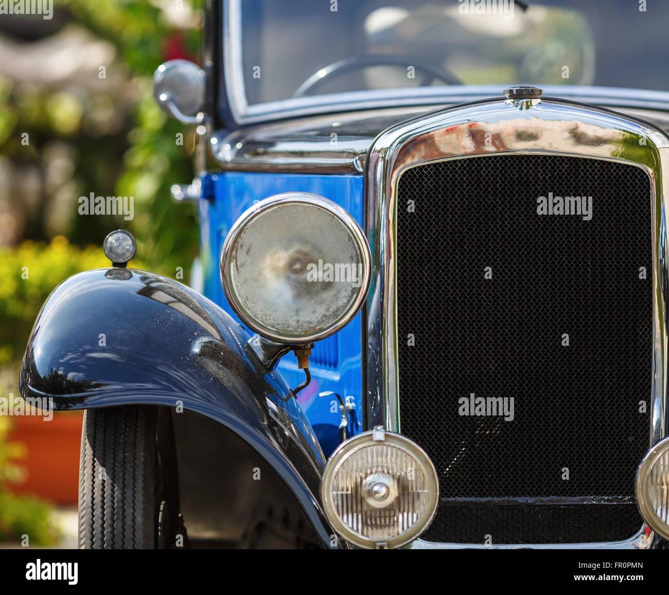 Wallpaper #pu8_S5MBMN-XEVvVRzrU166 Antique Car Headlight and Grille of an Old Retro Vintage Blue Classic