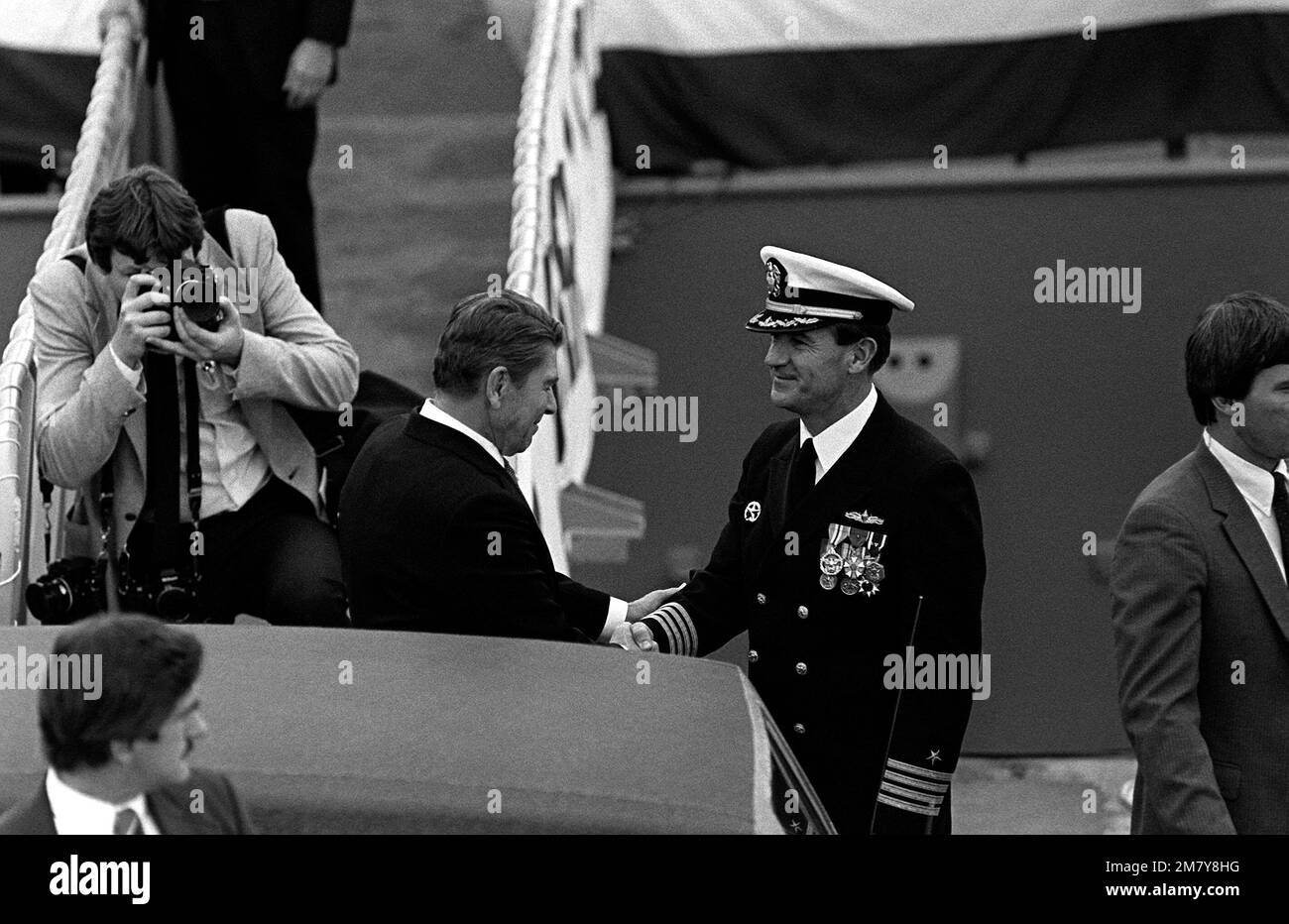 Wallpaper #5WfOApMBSpphPi3-ELDY236 President Ronald Reagan Left Shakes Hands with Capt William M