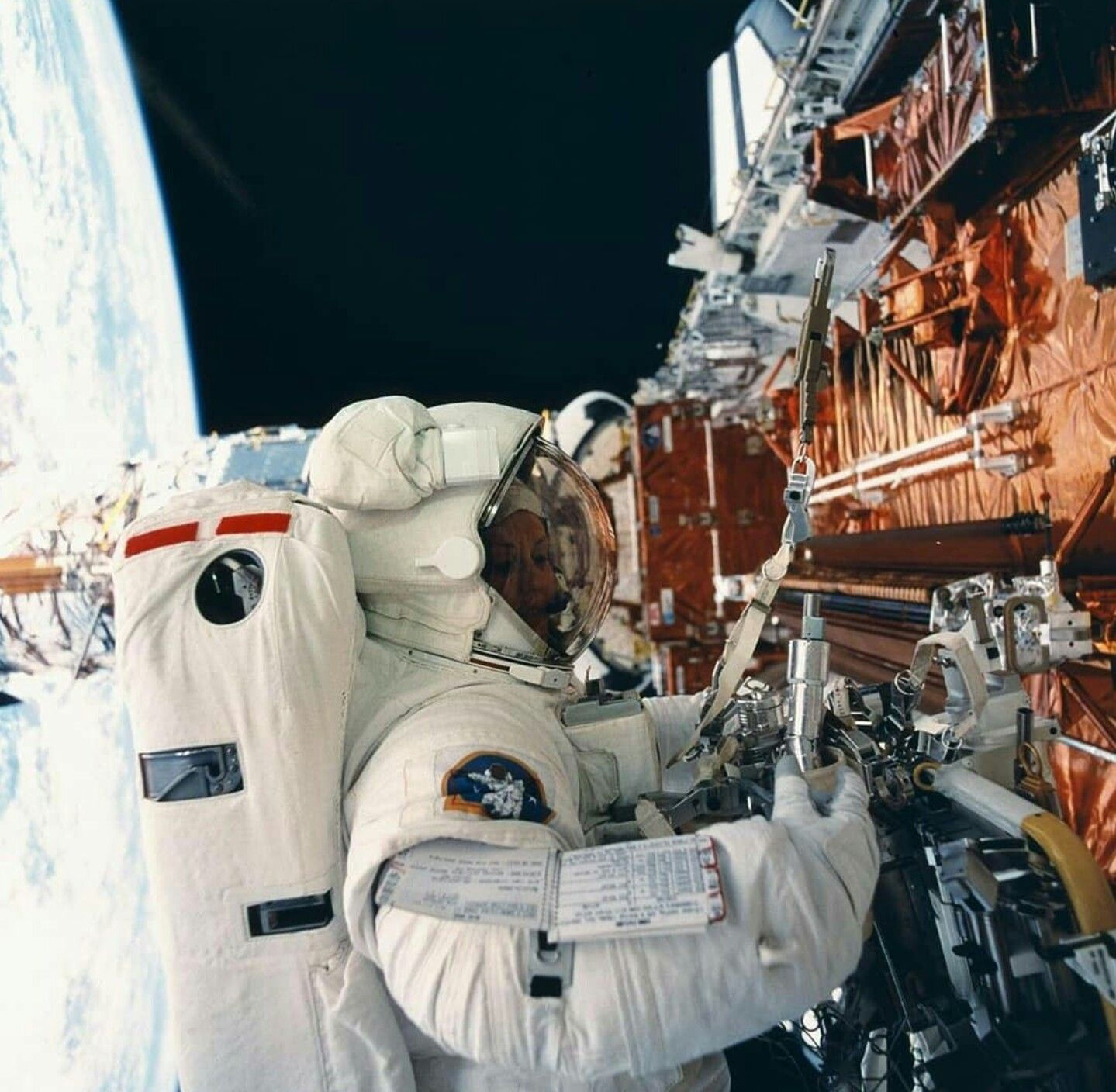 Wallpaper #2BGgM5MBXrlMTfB5u0qk294 Pin by Inga Wilberg on Satelitt Astronaut Helmet Astronaut Missions