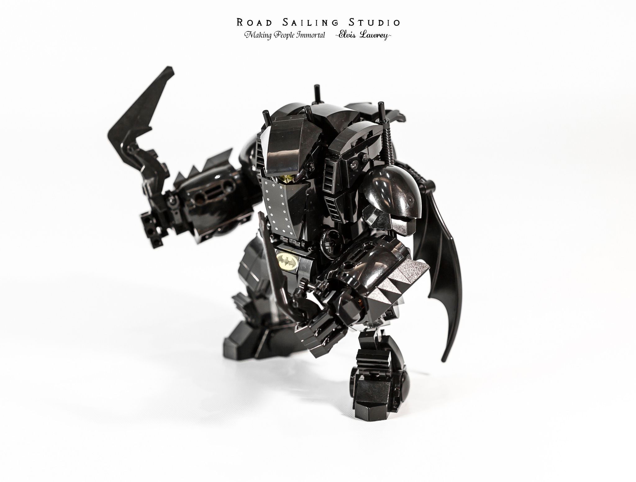 Wallpaper #BxqqUZMB1yWOL4qgEIIt74 A Black and White Photo of a Toy Robot