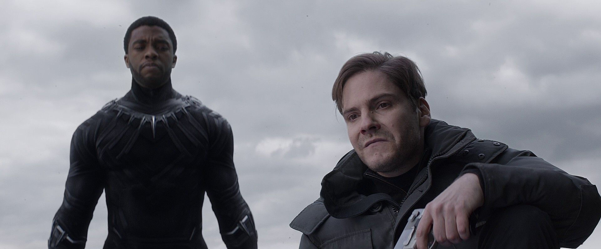 Wallpaper #3HQpw44B_8f4nGFaRW_d34 Black Panther and Baron Zemo with Smith Wesson 6906 in Civil War