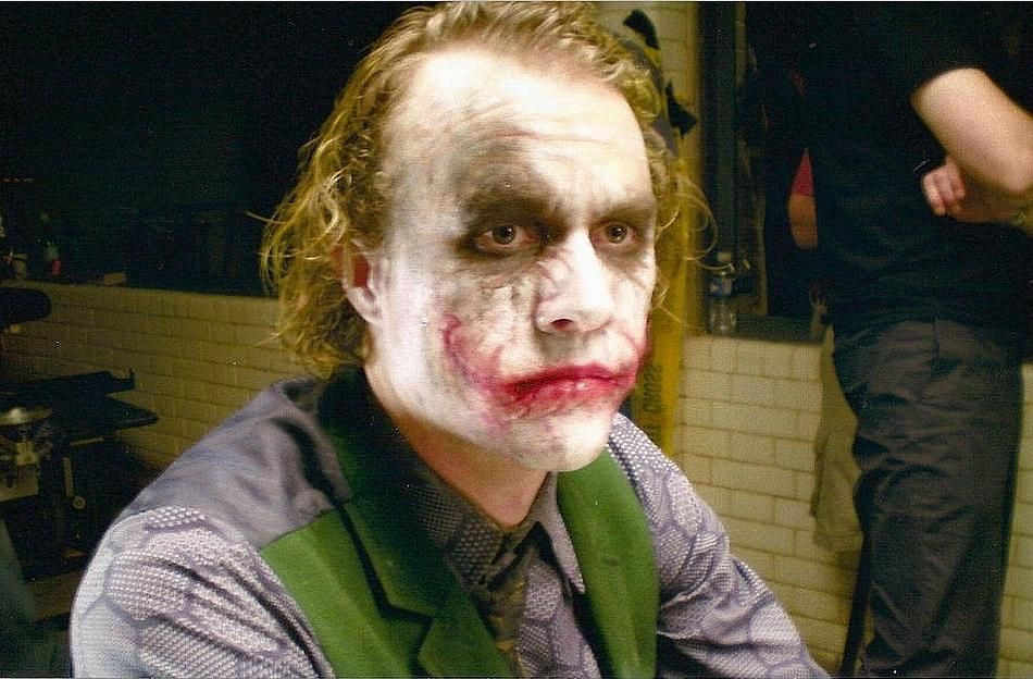 Wallpaper #pLg525IBJvJKYCmE3_XP355 Heath Ledgers Last Days 4 Joker Heath the Dark Knight Trilogy