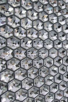 Wallpaper #_bix25IBJvJKYCmEN_fQ467 Glass Geometry Silver Pattern Silver Color