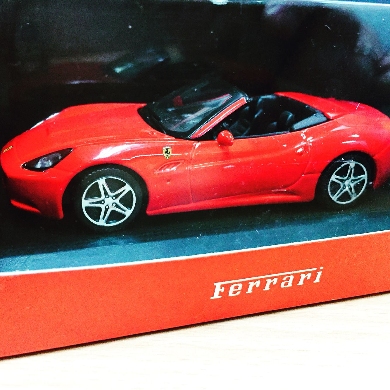 Wallpaper #HGew95IBSpphPi3-v4c4290 A Red Toy Car in a Box on a Table