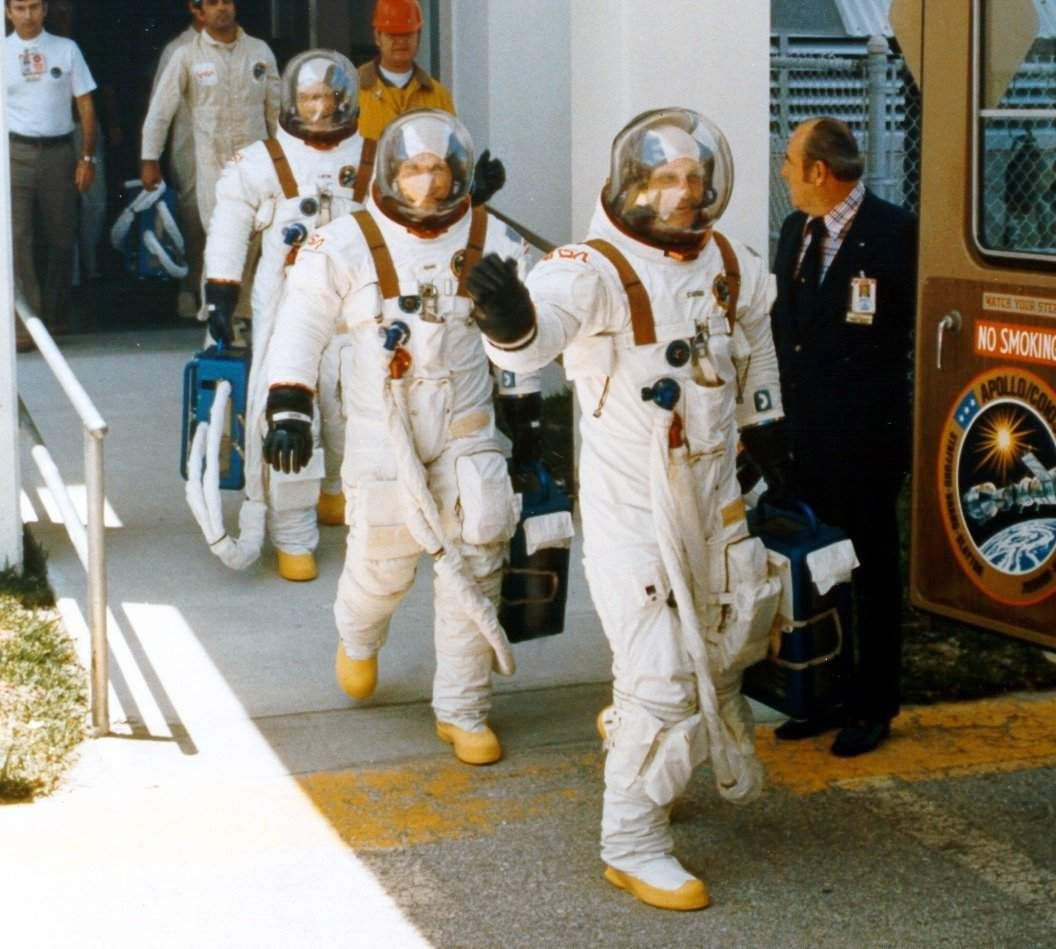 Wallpaper #e2eE_JIBSpphPi3-ZZiW31 A Photographic History of Us Spacesuits Space Suit Apollo Apollo