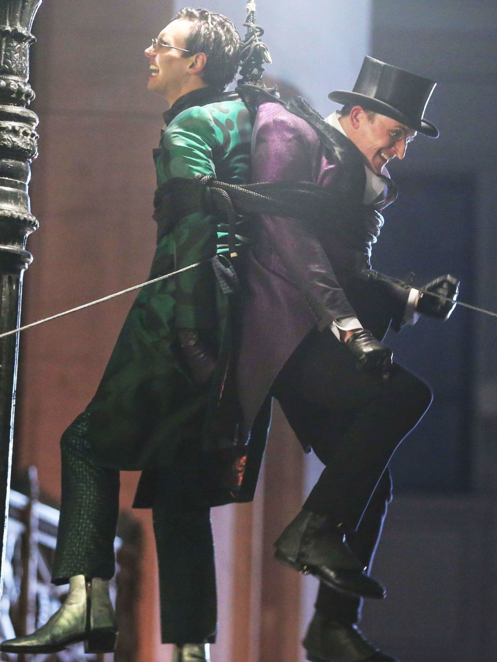 Wallpaper #LBnQLo8BtGB6xQ789pZe29 Gotham Series Finale Pictures See Riddler and Penguin in Classic
