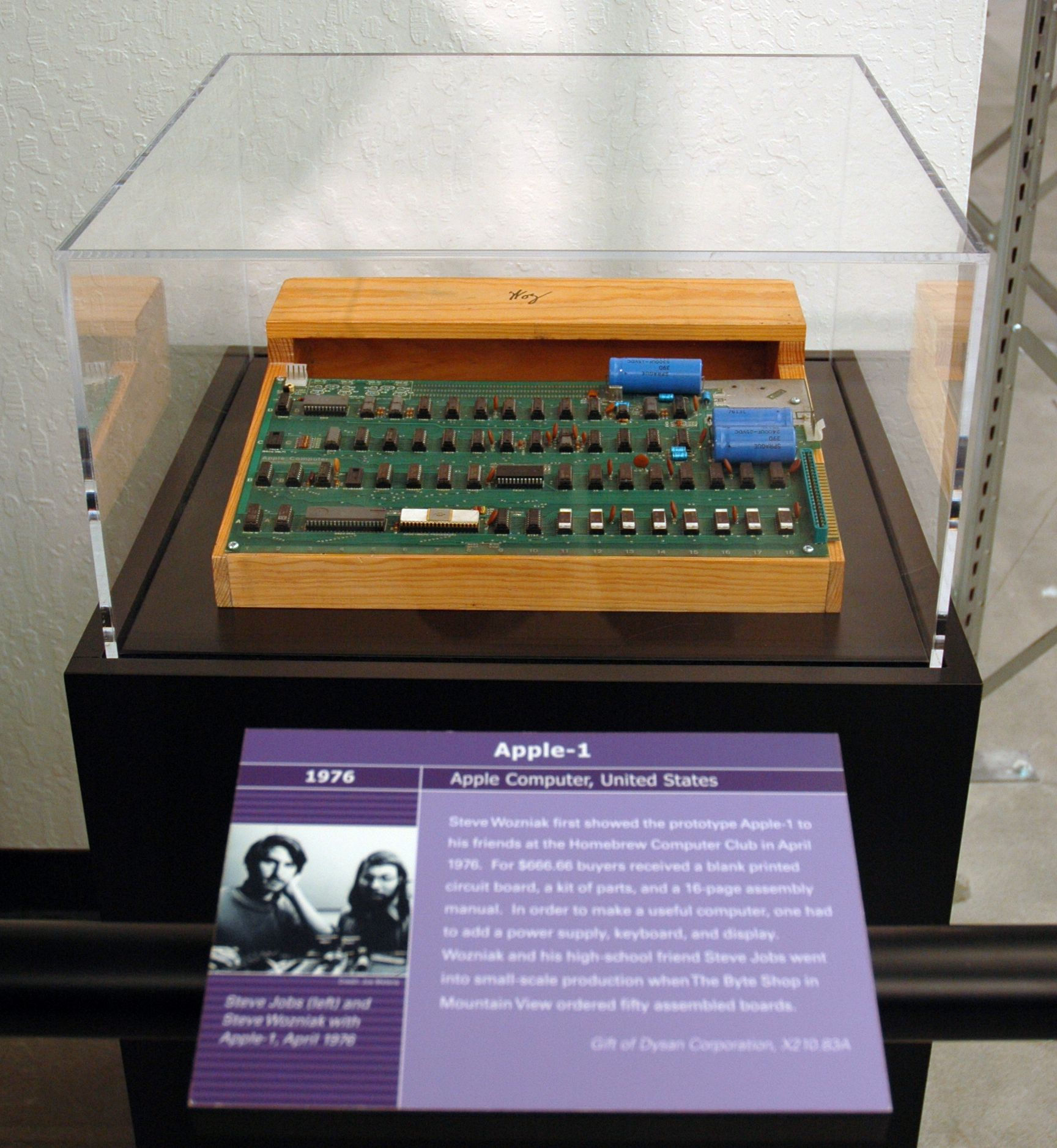 Wallpaper #AW1gbJcBycdYOYFTH3MD89 The First Apple Computer 1976